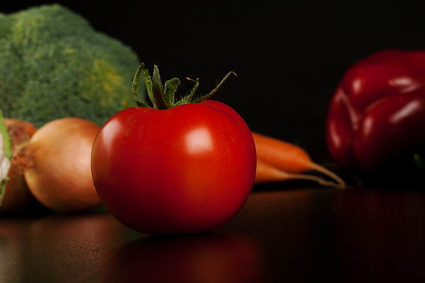 포토 JPG 해외이미지 음식 백그라운드 토마토 채소 재료 건강 요리 사람없음 빨간색 주방 검은색 시골 신선 유기농 날것 내추럴 해외202004 해외포토 웰빙 컬러 파일형식 이미지허브