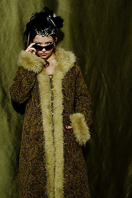 포토 JPG 해외이미지 백인 모델 긴머리 여자 청소년 자연 한명 사람 20대 세로 초록색 컬러풀 선글라스 유행 화려 엉덩이 펑크 여자한명만 카피스페이스 완전 해외202004 해외포토 서양인 1 헤어스타일 안경 컬러 컨셉 청년 신체부위 공백 생태계 여자만 파일형식 이미지허브