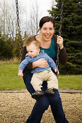 포토 JPG 해외이미지 백인 라이프스타일 공원 행복 감정 아들 어린이 포즈 자연 놀이 엄마 사랑 사람 소년 성인 야외 두명 유행 활발 기쁨 표현 아기 잡기 닫기 놀이터 그네 걸음마 결백 천진난만 스타일 해외202004 해외포토 서양인 공공시설 남자 컨셉 가족 모션 생활 생태계 파일형식 이미지허브