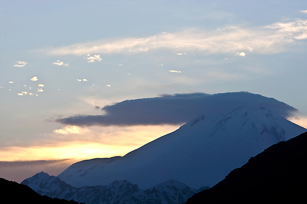 포토 JPG 해외이미지 구름 야생동물 여행 자연 하늘 불꽃 휴식 산 풍경 사람없음 야외 여름 빛 햇빛 태양 평화 환경 침묵 황혼 일몰 기쁨 자유 오픈 황무지 고독 심플 지역 멀리 용서 웅장함 절정 해외202004 해외포토 자연요소 동물 계절 감정 컨셉 불 노을 소리 생태계 파일형식 이미지허브