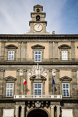 포토 JPG 해외이미지 해외 유럽 문화 여행 하늘 사람없음 파란색 세계 여행객 맑음 이탈리아 궁전 점 역사 재산 정사각형 광장 지역 나폴리 해외202004 해외포토 도형 나라 컬러 고건축 날씨 사람 금융 파일형식 이미지허브