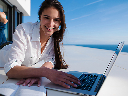 포토 JPG 해외이미지 응시 여자 엎드리기 하늘 한명 상반신 성인 야외 책 노트북 비즈니스우먼 다리들기 야외테라스 성인여자한명만 해외포토 1 시선 비즈니스 모션 사람 전자제품 발코니 직장인 여자한명만 성인여자만 파일형식 이미지허브