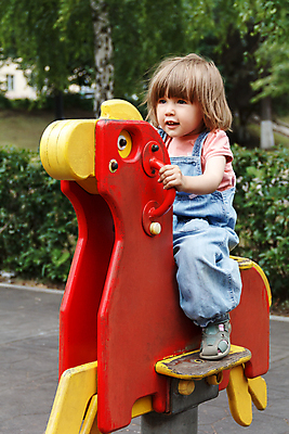 포토 JPG 해외이미지 백인 1 공원 여자 유럽 어린이 2 3 한명 사람 야외 가로 금발 외침 분노 흰색 표현 아기 놀이터 시끄러움 비명 해외202004 해외포토 서양인 헤어스타일 공공시설 감정 나라 컬러 놀이 소리 파일형식 이미지허브