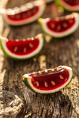 포토 JPG 해외이미지 음식 과일 부분 탁자 딸기 디저트 귤 수박 사람없음 야외 목재 빨간색 파티 껍질 달콤 맛 상쾌 슛 라임 젤리 해외202004 해외포토 나무 감정 컬러 가구 컨셉 재료 이벤트 파일형식 이미지허브