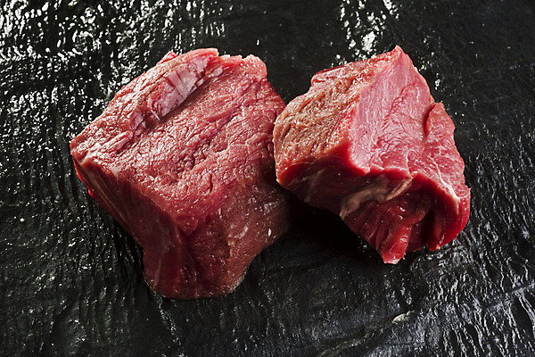 포토 JPG 해외이미지 음식 백그라운드 육류 돼지고기 사람없음 빨간색 소고기 흰색 소시지 변화 자르기 흰배경 날것 고립 해외202004 해외포토 컬러 컨셉 식재료 모션 가공식품 파일형식 이미지허브