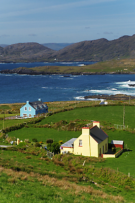 포토 JPG 해외이미지 바다 여행 자연 하늘 날씨 주택 풍경 사람없음 야외 초록색 물 파란색 농장 맑음 바위 시골 만 장면 아일랜드 대서양 해외202004 해외포토 자연요소 유럽 컬러 농업 건물 돌_바위 생태계 파일형식 이미지허브