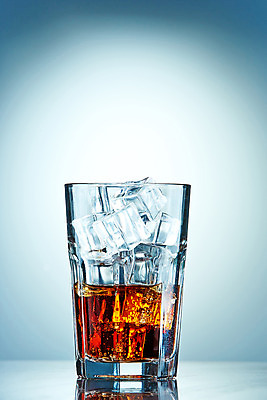 포토 JPG 해외이미지 음료 백그라운드 사람없음 컵 파란색 냉동 얼음 침묵 활발 신선 투명 액체 달콤 떨어짐 시원함 큐브 상쾌 콜라 부드러움 카페인 해외202004 해외포토 자연요소 식기 감정 컬러 컨셉 소리 감각 맛 탄산음료 파일형식 이미지허브