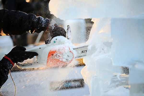 포토 JPG 해외이미지 직업 조각 캐나다 겨울 영국 잉글랜드 사람없음 조각상 얼음 축제 기계 도시 센터 자르기 런던 정사각형 왕국 전기톱 조각가 해외202004 해외포토 자연요소 도형 계절 유럽 북아메리카 모션 조형물 톱 파일형식 이미지허브