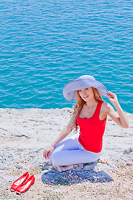 포토 JPG 해외이미지 백인 1 라이프스타일 응시 여자 행복 바다 자연 하늘 휴식 산 건강 한명 사람 20대 성인 야외 물 우주 침묵 가장자리 강가 샌들 명상 장면 흐림 넘어짐 수평선 유일 해외202004 해외포토 자연요소 서양인 시선 감정 신발 컨셉 모션 날씨 청년 생활 강 소리 둘레 생태계 파일형식 이미지허브