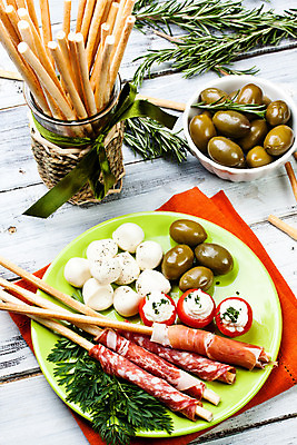 포토 JPG 해외이미지 음식 토마토 치즈 패스트푸드 사람없음 목재 식사 소시지 애피타이저 냄비 먹기 올리브 햄 날것 베이컨 폭식 모짜렐라치즈 살라미 오레가노 브레첼 해외202004 해외포토 나무 열매 채소 재료 모션 디저트 유제품 육류 돼지고기 가공식품 인스턴트 솥 파일형식 이미지허브