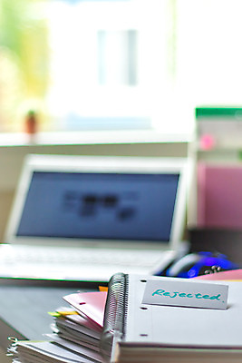 포토 JPG 해외이미지 영어 교육 종이 문장 비즈니스 텍스트 창문 학교 직장 서기 사람없음 내부 책 단어 노트북 스터디 컴퓨터 사무실 쌓기 공책 금지 업무 신용카드 메시지 결과 책상 오브젝트 준비 파일 바쁨 폴더 나쁜 부정적 제출 해외202004 해외포토 문자 감정 가구 컨셉 회사 모션 문구용품 금융 전자제품 학습 작업 파일형식 이미지허브