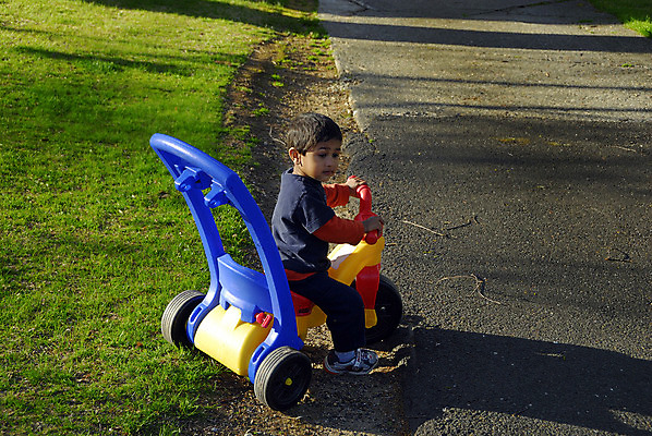 포토 JPG 해외이미지 1 공원 남자 도로 길 아들 어린이 스포츠 의자 장난 놀이 손잡이 한명 사람 동양인 소년 여름 장난감 자전거 유치원 자유 아기 바 바퀴 승차 작음 오솔길 인도인 연습 속도 싱글 위치 사이클링 추적 양발 천진난만 페달 해외202004 해외포토 외국인 계절 공공시설 교육 가구 컨셉 가족 교통시설 모션 인종 바이크 크기 육상스포츠 파일형식 이미지허브