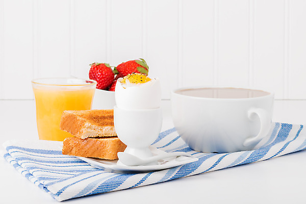 포토 JPG 해외이미지 커피 음식 과일 딸기 요리 사람없음 컵 노란색 계란 식사 흰색 아침식사 오렌지주스 토스트 부드러움 노른자 삶기 해외202004 해외포토 식기 음료 빵 컬러 알 감각 과일주스 파일형식 이미지허브