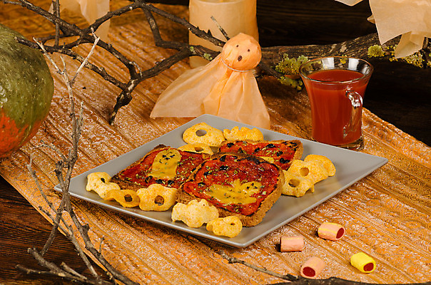 포토 JPG 해외이미지 접시 음식 부분 호박 휴가 샌드위치 사람없음 장식 가로 컬러풀 식사 할로윈 축하 무서움 서빙 토스트 해외202004 해외포토 식기 감정 빵 컬러 컨셉 채소 파일형식 이미지허브