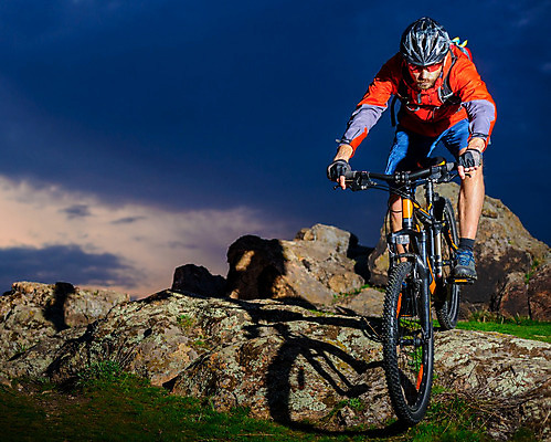 포토 JPG 해외이미지 라이프스타일 남자 산 한명 풍경 경사 성인 야외 태양 자전거 일몰 승차 저녁 헬멧 언덕 라이더 산악자전거 성인남자한명만 해외202004 해외포토 자연요소 1 모션 사람 생활 노을 바이크 야간 보호장비 남자한명만 성인남자만 파일형식 이미지허브