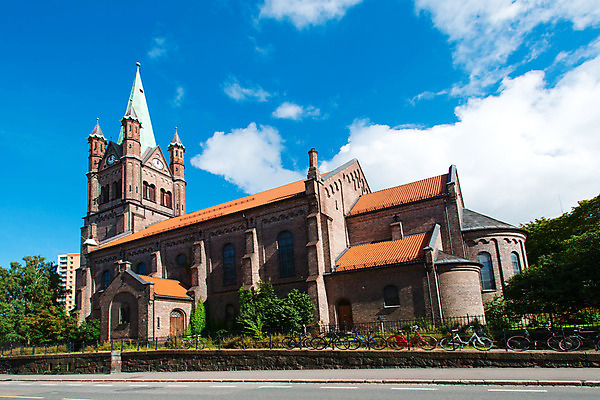 포토 JPG 해외이미지 구름 기독교 종교 시계 하늘 벽돌 노르웨이 사람없음 건물 초록색 여름 파란색 교회 맑음 신성 첨탑 종탑 오슬로 해외202004 해외포토 자연요소 건축물 계절 유럽 컬러 날씨 탑 파일형식 이미지허브