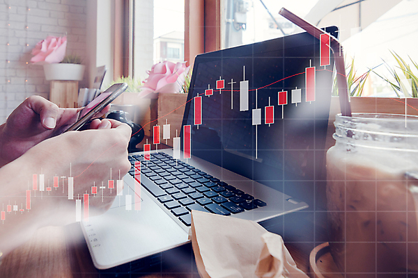 포토 JPG 해외이미지 손 남자 커피 인터넷 비즈니스 통신 탁자 노동자 따뜻함 사람 앉기 사람없음 목재 책 컵 노트북 빛 컴퓨터 사무실 알약 펜 우주 상점 스크린 공책 자료 카페 추위 정보 수확 흰색 업무 비즈니스맨 주식 덮기 더블 프리랜서 해외202004 해외포토 나무 직업 식기 음료 컬러 가구 농업 재료 모션 문구용품 신체부위 금융 전자제품 필기구 약 작업 직장인 파일형식 이미지허브