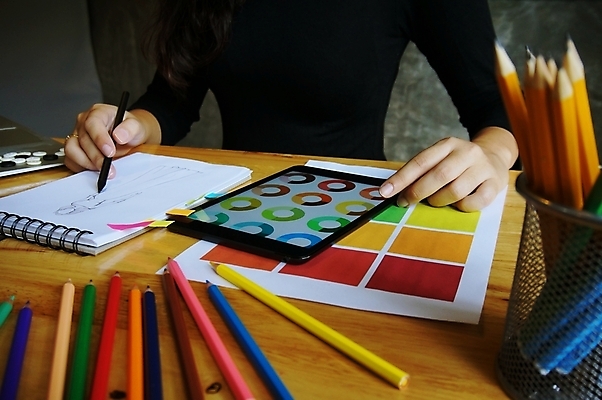 포토 JPG 해외이미지 백인 직업 디자인 드레스 옷 여자 산업 비즈니스 창조 성인 사람없음 유행 기계 직물 업무 작업실 마네킹 바느질 디자이너 스케치 그림 주인 수공예 재단 재단사 스타일리스트 핸드메이드 스타일 해외202004 해외포토 서양인 미술 사람 작업 공예 파일형식 이미지허브