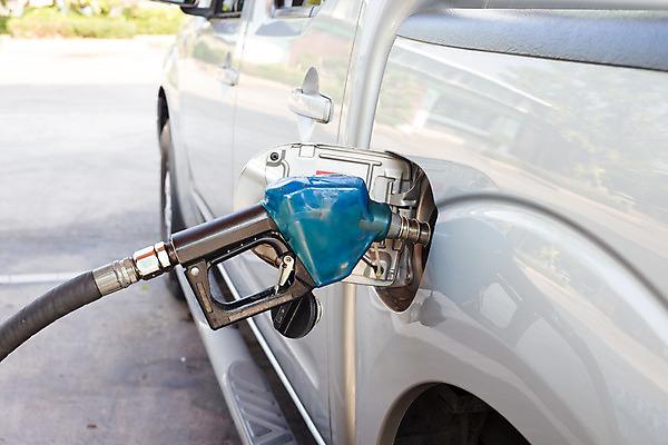 포토 JPG 해외이미지 손 남자 산업 여행 컨셉 교통시설 자동차 사람 사람없음 야외 경제 에너지 잡기 닫기 역 구매 휘발유 석유 가격 서비스 상승 탱크 연료 가스 호스 펌프 노즐 디젤 해외202004 해외포토 육상교통 교통 모션 신체부위 쇼핑 시설 파일형식 이미지허브