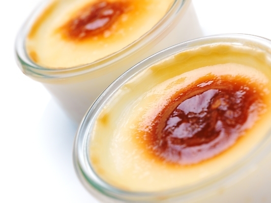 포토 JPG 해외이미지 실내 근접촬영 사람없음 두개 흰배경 푸딩 크렘브륄레 해외202004 해외포토 뷰포인트 백그라운드 2 디저트 내부 흰색 파일형식 이미지허브
