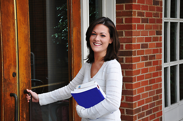 포토 JPG 해외이미지 1 학생 여학생 여자 교육 행복 교실 학교 성공 갈색머리 한명 서기 사람 성인 야외 건물 책 스터디 문 흰색 잡기 시간 스웨터 대학교 지능 해외202004 해외포토 헤어스타일 건축물 감정 컬러 컨셉 상의 모션 학습 파일형식 이미지허브