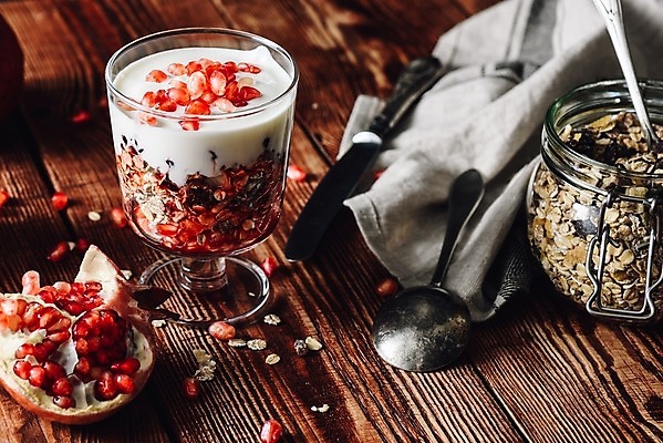 포토 JPG 해외이미지 유리병 잔 실내 사람없음 숟가락 나이프 석류 과일파르페 나무탁자 해외202004 해외포토 식기 과일 탁자 병_용기 수저 내부 칼 파르페 파일형식 이미지허브