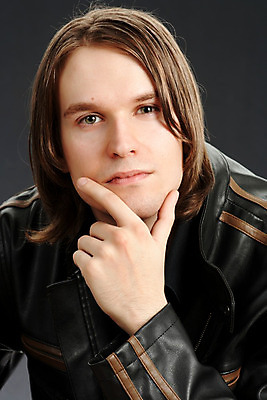 포토 JPG 해외이미지 백인 남자 한명 금발 흰색 고립 심각 해외202004 해외포토 서양인 1 헤어스타일 컬러 컨셉 사람 파일형식 이미지허브