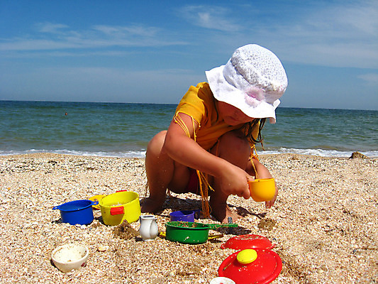 포토 JPG 해외이미지 손 옷 어린이 모래 파도 바다 여행 백그라운드 신발 신체 휴식 친절 손바닥 한명 사람 빨간색 물 여름 컬러풀 태양 노란색 평화 거품 게임 흰색 아기 서식 해외202004 해외포토 자연요소 1 계절 컬러 컨셉 놀이 신체부위 파일형식 이미지허브