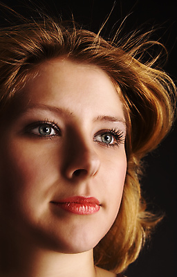 포토 JPG 해외이미지 한명 성인 머리 검은색 어둠 빨간머리 심각 해외202004 해외포토 1 헤어스타일 컬러 컨셉 사람 신체부위 파일형식 이미지허브