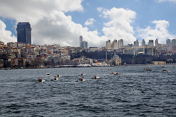 포토 JPG 해외이미지 전통 종교 문화 바다 여행 건축양식 하늘 이스탄불 항해 파노라마 풍경 사람없음 여름 파란색 도시풍경 골동품 도시 사찰 도심 이슬람교 모스크 함선 과거 지역 승객 스카이라인 칠면조 천연기념물 구식 제국 해외202004 해외포토 계절 건축 컬러 컨셉 배_교통 종교건축 조류 촬영기법 파일형식 튀르키예 이미지허브