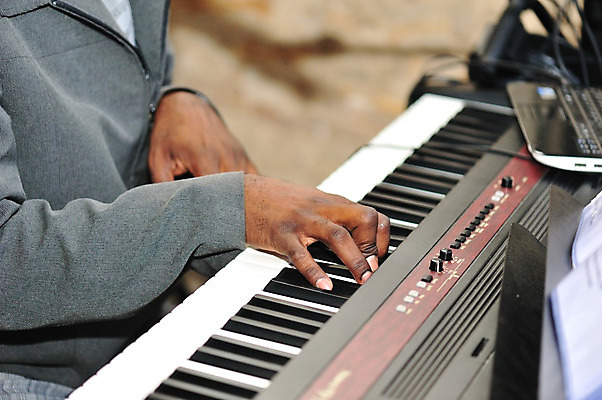 포토 JPG 해외이미지 손 교육 남자 음악 포즈 손가락 놀이 수업 열쇠 기술 창조 미술 사람 사람없음 검은색 쪽지 화목 소리 콘서트 공연 음악가 흰색 기구 키보드 클래식 연습 전자 예술가 상아 연예인 재즈 리듬 멜로디 뮤지컬 플레이어 스타일 해외202004 해외포토 직업 컬러 컨셉 문화예술 이벤트 신체부위 파일형식 이미지허브