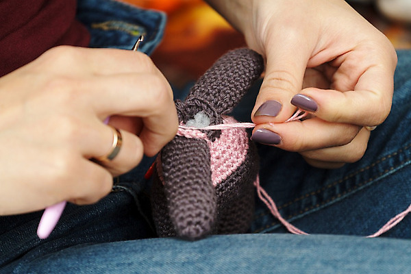 포토 JPG 해외이미지 동물 손 디자인 여자 인형 휴식 선물 사랑 취미 사람없음 장난감 갈색 토끼 고리 뜨개질 실 질감 부드러움 수공예 양모 핸드메이드 스타일 안락 해외202004 해외포토 감정 컬러 컨셉 포유류 사람 신체부위 반려동물 직물 감각 공예 파일형식 이미지허브