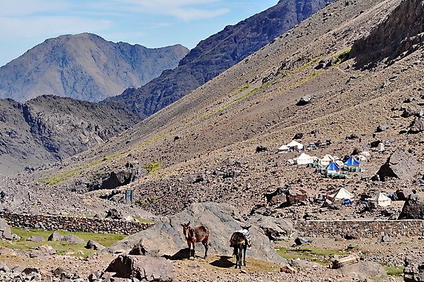 포토 JPG 해외이미지 여행 백그라운드 아프리카 자연 하늘 산 건조 텐트 풍경 사람없음 야외 파란색 환경 계곡 트래킹 바위 오르기 암초 북쪽 모로코 절정 지도책 해외202004 해외포토 나라 컬러 모션 레저 캠핑도구 책 돌_바위 방향 생태계 파일형식 이미지허브