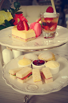 포토 JPG 해외이미지 전통 라이프스타일 접시 영어 음식 딸기 디저트 영국 서기 사람없음 케이크 수확 고급 우아함 닫기 달콤 굽기 런던 마카롱 구식 해외202004 해외포토 문자 식기 유럽 컨셉 농업 과일 모션 생활 맛 구이 파일형식 이미지허브