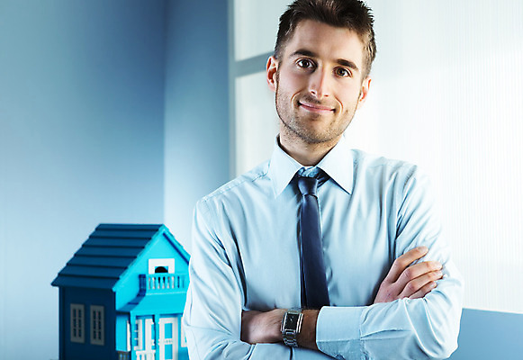 포토 JPG 해외이미지 셔츠 청소년 부동산 주택 한명 사람 성인 판매 세일 팔짱 비즈니스맨 자신감 구매 건축가 투자 해외202004 해외포토 직업 1 남자 감정 상의 비즈니스 모션 건물 쇼핑 직장인 재산 파일형식 이미지허브