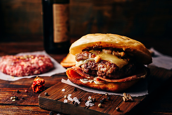 포토 JPG 해외이미지 패스트푸드 실내 사람없음 한개 햄버거 소금 패티 나무도마 나무탁자 수제햄버거 통후추 종이호일 해외202004 해외포토 1 탁자 도마 내부 목재 인스턴트 후추 파일형식 이미지허브