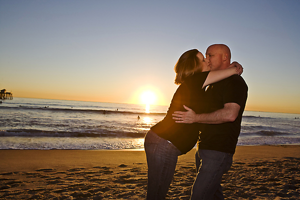 포토 JPG 해외이미지 커플 어린이 가족 남편 사랑 두명 물 항구 미국 일몰 임신 자녀 아기 아내 큼 캘리포니아 태평양 해외202004 해외포토 자연요소 감정 바다 북아메리카 관계 교통시설 사람 노을 크기 파일형식 이미지허브