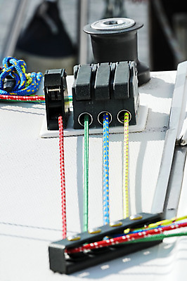 포토 JPG 해외이미지 밧줄 스포츠 바다 요트 항해 사람없음 컬러풀 블록 장비 과학기술 마개 보트 코드 묘사 함선 네비게이션 레가타 해외202004 해외포토 줄 컬러 배_교통 기술 뚜껑 파일형식 이미지허브