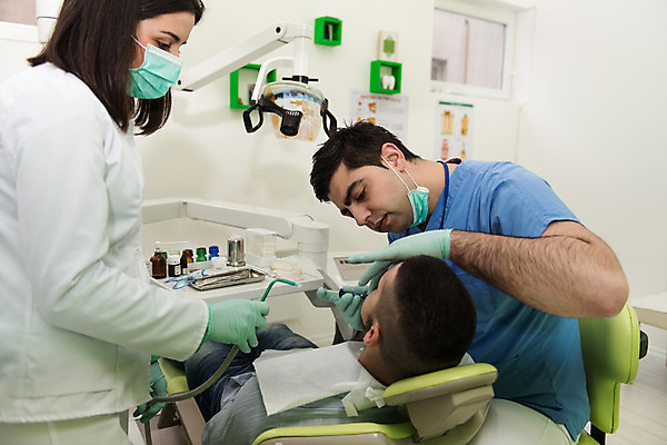 포토 JPG 해외이미지 백인 직업 커플 여자 남자 행복 2 건강 치과 병원 실험 작업복 미소 웃음 사람 성인 세명 사무실 약 환자 의사 자신감 치아 연습 치과의사 약속 방문 보여주기 외과 돌봄 승인 표현성 해외202004 해외포토 서양인 옷 감정 비즈니스 의학 관계 모션 표정 의료진 소화기관 파일형식 이미지허브