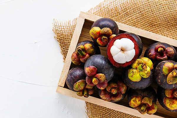 포토 JPG 해외이미지 단면 실내 사람없음 하이앵글 신선 나무상자 열대과일 흰배경 담기 망고스틴 해외202004 해외포토 뷰포인트 백그라운드 과일 모션 내부 상자 흰색 파일형식 이미지허브