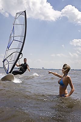포토 JPG 해외이미지 손 여자 남자 호수 스포츠 파도 바다 이동 모션 바람 휴가 항해 건강 사람 두명 세로 물 강 비키니 맑음 힘 젖음 윈드서핑 선탠 속도 분무기 수평선 해외202004 해외포토 자연요소 수영복 컨셉 배_교통 날씨 신체부위 수상스포츠 파일형식 이미지허브