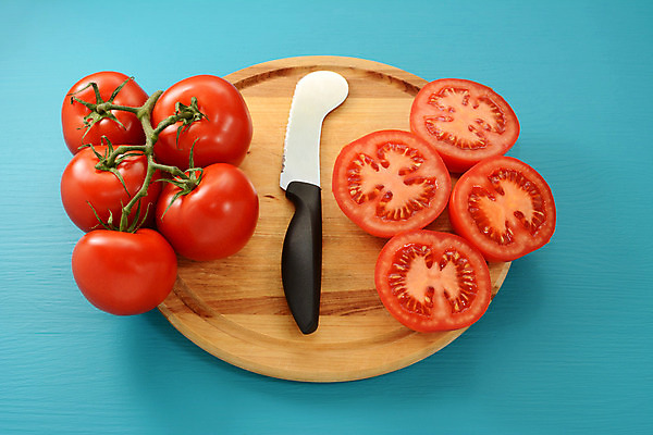 포토 JPG 해외이미지 음식 토마토 채소 과일 재료 건강 요리 사람없음 목재 빨간색 파란색 장비 기구 공구 신선 칼 오브젝트 준비 반쪽 슬라이스 포도나무 건강식 식용 해외202004 해외포토 나무 컬러 도구 과일나무 파일형식 이미지허브