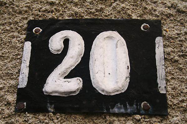 포토 JPG 해외이미지 접시 벽 건축양식 주택 사람없음 파란색 숫자 문 금속 회색 흰색 도시 행운 편지 우체부 크림 오브젝트 부식 대문 타운 주소 타입 공동주택 엘리먼트 옛날 철강 스타일 해외202004 해외포토 직업 문자 식기 건축 컬러 컨셉 재질 건물 파일형식 이미지허브