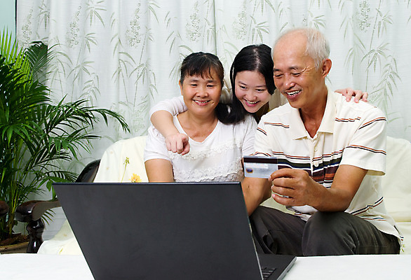 포토 JPG 해외이미지 응시 여자 교육 딸 인터넷 가족 엄마 휴식 주택 한국 실내 미소 웃음 동양인 성인 세명 컴퓨터 알약 스크린 일본 회색 터치 정보 가리킴 아빠 나눔 세대 패드 해외202004 해외포토 시선 아시아 컬러 컨셉 관계 표정 사람 인종 손짓 내부 건물 전자제품 약 파일형식 이미지허브