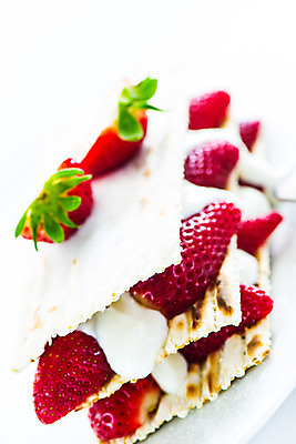 포토 JPG 해외이미지 1 접시 열매 음식 조각 백그라운드 과일 딸기 휴가 디저트 사람없음 빨간색 초록색 컬러풀 파티 케이크 식당 빵집 흰색 축하 신선 시간 생일 닫기 달콤 맛 설탕 먹기 크림 고립 페스츄리 핸드메이드 해외202004 해외포토 식물 식기 기념일 빵 컬러 컨셉 모션 이벤트 상점 파일형식 이미지허브