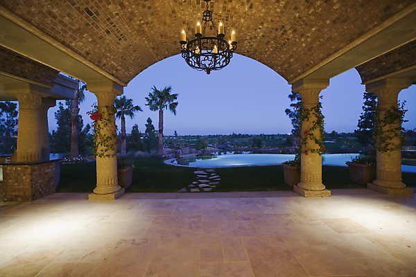 포토 JPG 해외이미지 주간 휴식 야외수영장 사람없음 야외 여름휴가 바캉스 야자수 기둥 덩굴 샹들리에 해외202004 해외포토 자연요소 나무 식물 건축 컨셉 휴가 조명 수영장 파일형식 여름_계절 이미지허브