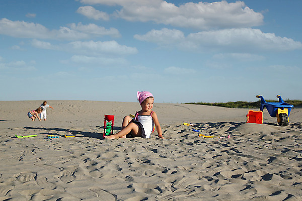 포토 JPG 해외이미지 백인 구름 여자 딸 행복 어린이 모래 장난 놀이 하늘 휴가 3 미소 사람 소년 세명 여름 파란색 친구 청춘 장난감 기쁨 흰색 달콤 플라스틱 삽 해외202004 해외포토 자연요소 서양인 계절 남자 감정 컬러 컨셉 가족 관계 재질 표정 맛 파일형식 이미지허브