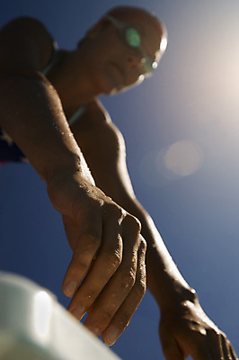 포토 JPG 해외이미지 주간 백인 손 여자 수영복 스포츠 휴식 한명 상반신 성인 야외 앞모습 아웃포커스 태양 물안경 수영선수 수영모 성인여자한명만 해외202004 해외포토 자연요소 서양인 1 옷 뷰포인트 컨셉 운동선수 촬영기법 사람 신체부위 수영용품 여자한명만 성인여자만 파일형식 이미지허브