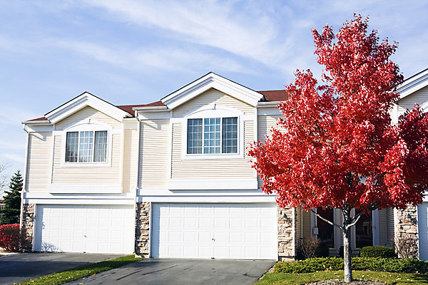 포토 JPG 해외이미지 나무 구름 창문 조류 하늘 부동산 주택 사람없음 야외 건물 빨간색 세로 컬러풀 문 가을 조경 교외 해외202004 해외포토 자연요소 식물 동물 건축물 계절 컬러 재산 파일형식 이미지허브