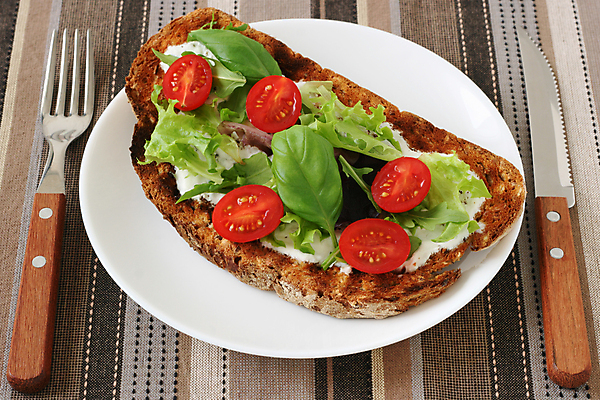 포토 JPG 해외이미지 접시 음식 빵 토마토 채소 아침 치즈 샌드위치 사람없음 빨간색 소풍 튀김 칼 아침식사 자르기 먹기 크림 준비 토스트 후추 바질 해외202004 해외포토 주간 식기 컬러 모션 유제품 야외활동 식사 향신료 파일형식 이미지허브